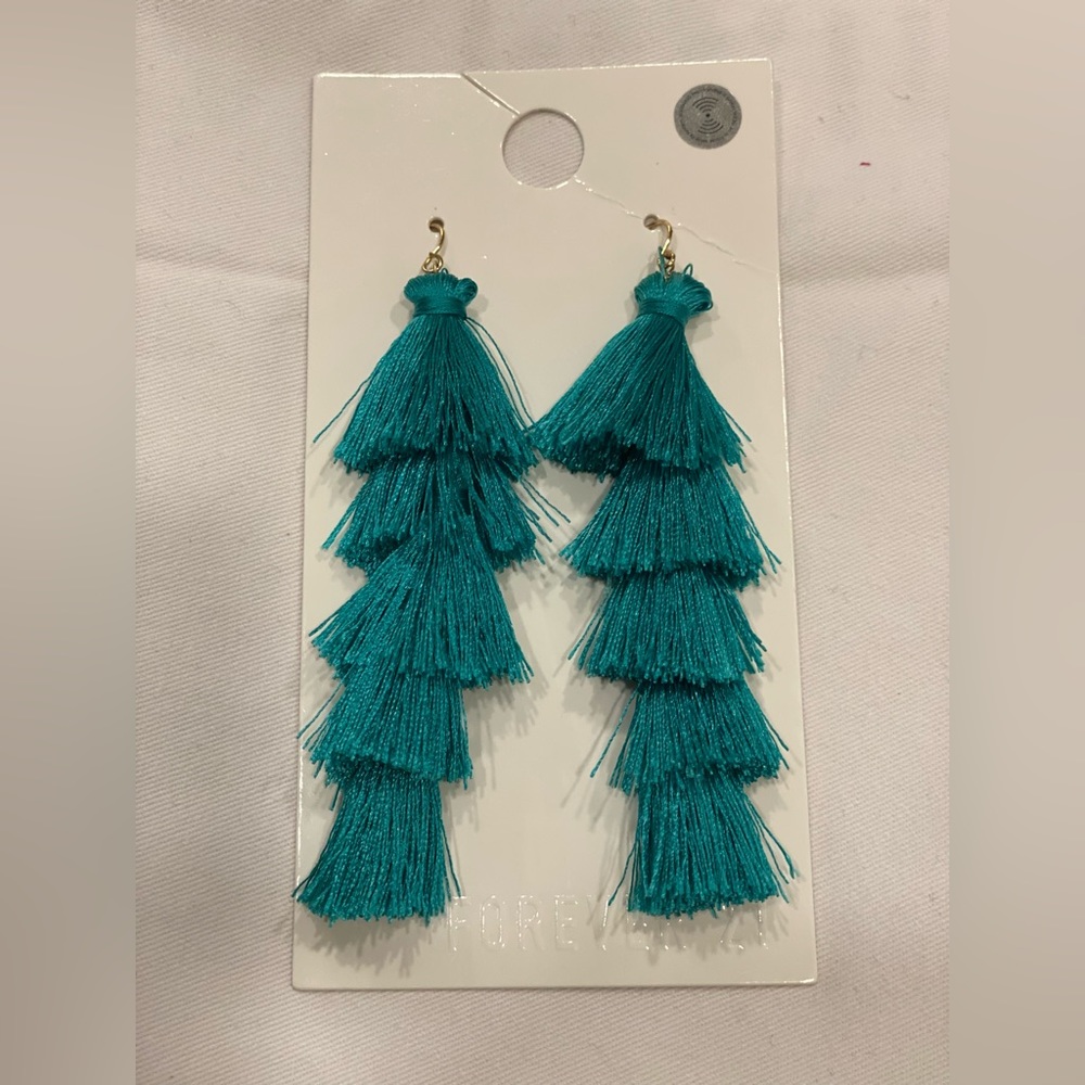 **SOLD**!FOEVER 21 Fringe Hanging Earrings